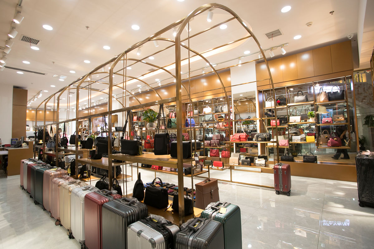 袋鼠皮具高桥店装修设计效果图_长沙高桥皮具城装修_箱包店面装修案例_长沙装修公司_永祺商业装饰