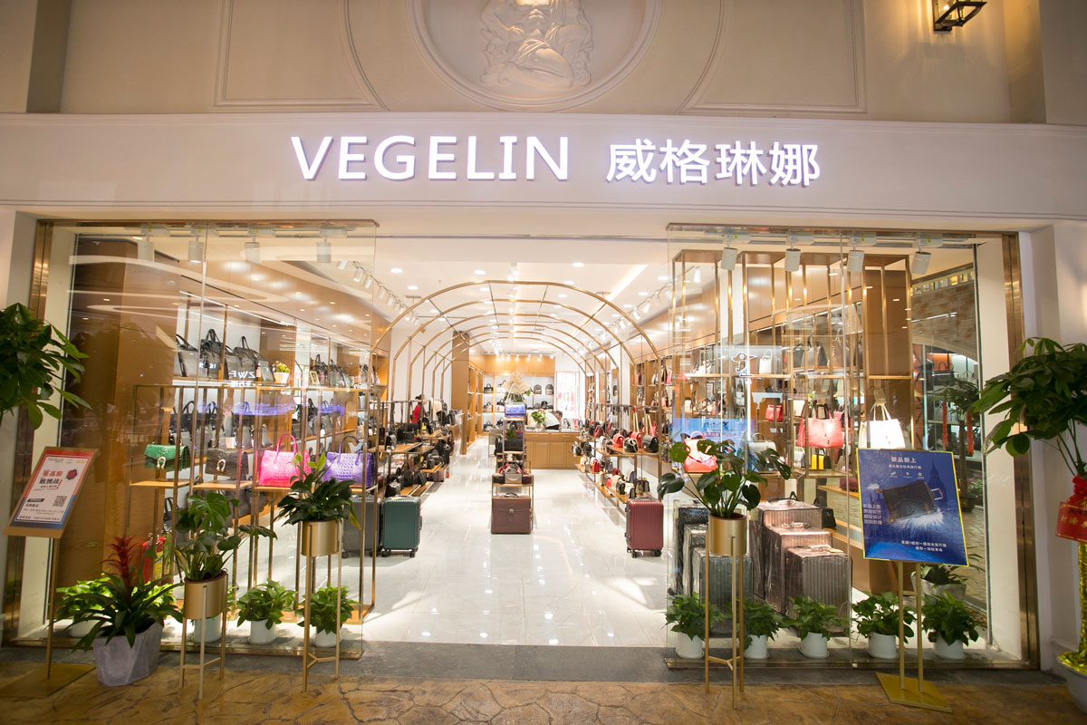 袋鼠皮具高桥店装修设计效果图_长沙高桥皮具城装修_箱包店面装修案例_长沙装修公司_永祺商业装饰
