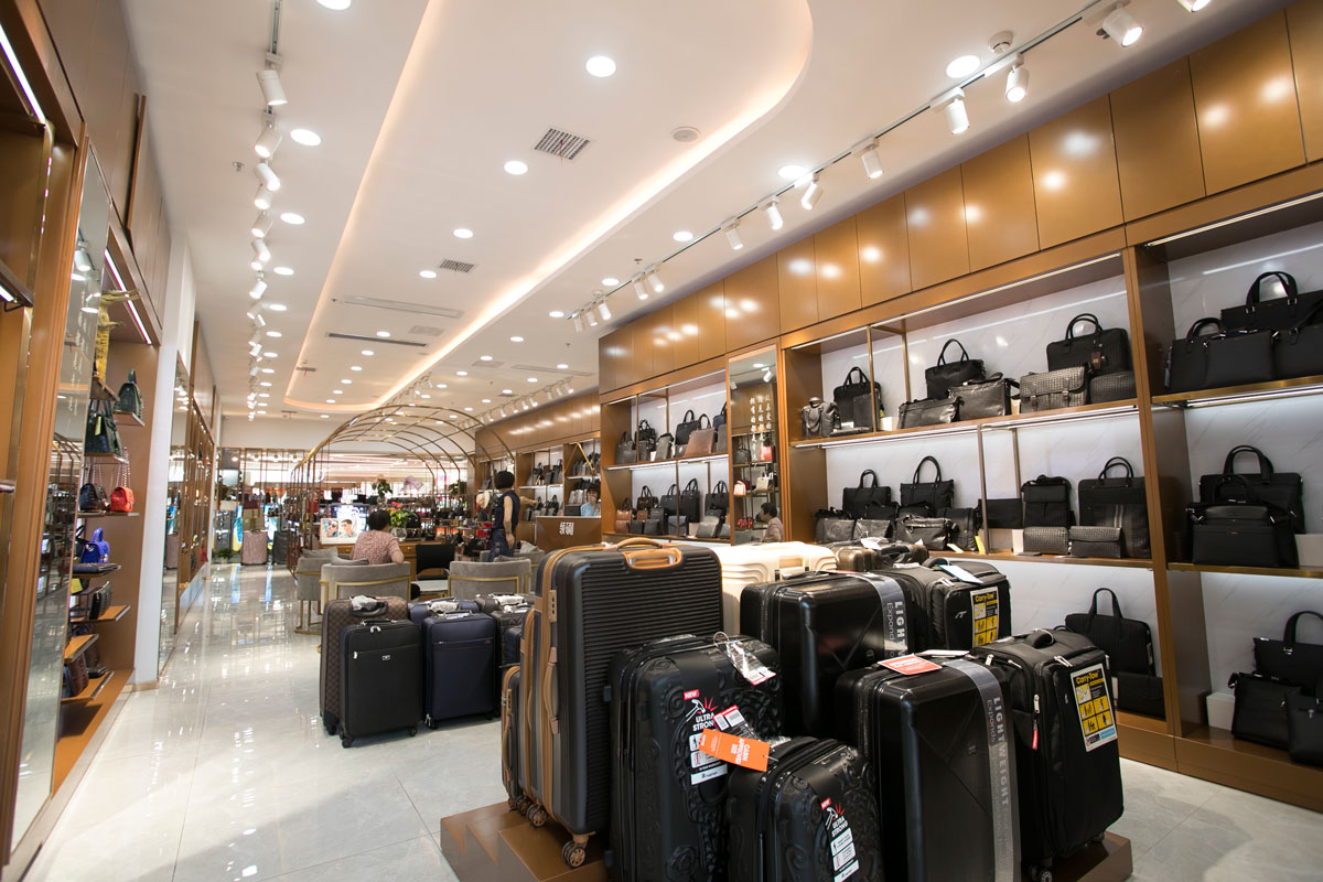 袋鼠皮具高桥店装修设计效果图_长沙高桥皮具城装修_箱包店面装修案例_长沙装修公司_永祺商业装饰